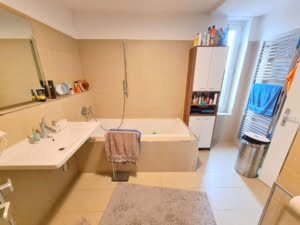 VERMIETET! Bester Skylineblick inkl. +Pool+Sauna im Haus! Schicke 3 Zimmer Wohnung mit Balkon –