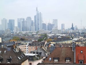 VERMIETET! Bester Skylineblick inkl. +Pool+Sauna im Haus! Schicke 3 Zimmer Wohnung mit Balkon –