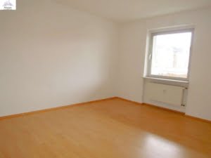 VERMIETET! 3 Zimmerwohnung mit großem Balkon und Wohnküche – direkt gegenüber dem Klinikum OF