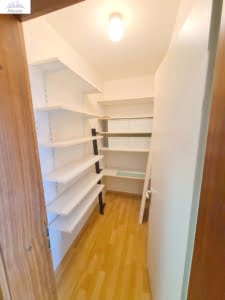 VERMIETET! WOW! TOP SKYLINEBLICK + POOL+SAUNA im Haus! Großes 1 Zimmer Apt. mit Balkon. –