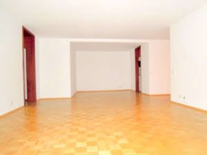 VERMIETET! sonnige 4,5 Zimmer mit Balkon – Parkett + Schwimmbad/Sauna im Haus – Niederad