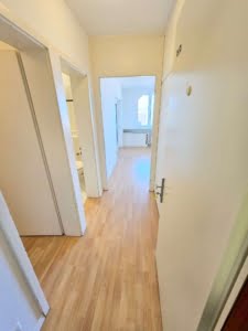 VERMIETET! WOW! TOP SKYLINEBLICK + POOL+SAUNA im Haus! Großes 1 Zimmer Apt. mit Balkon. –