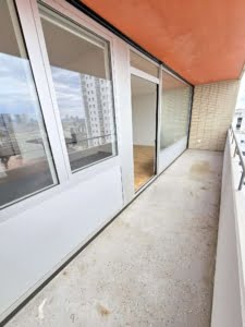VERMIETET! Bester Skylineblick inkl. +Pool+Sauna im Haus! Schicke 3 Zimmer Wohnung mit Balkon –