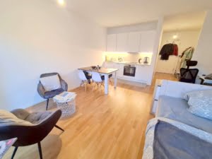 VERMIETET! Schickes 1-Zimmer Apartment (Neubau 2020) mit Balkon, Parkett, EBK – zentr. Ostend Lage
