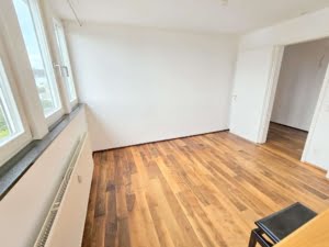 VERKAUFT!Attraktive große 3 Zimmer Dachstudio Whg. mit Balkon +Garagenpl – Top Lage nahe Stadtwald