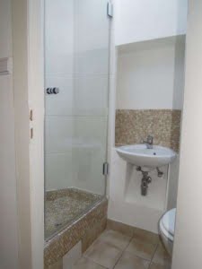 VERMIETET! Altbaucharme pur.: Gemütliches 1 Zimmer Apartment im DG + Wohnküche – zentral im Ostend