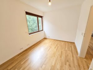 VERMIETET! Großzügige 4 Zimmer + 2 Balkone + Keller + TG-Platz -Schwimmbad/Sauna im Haus!