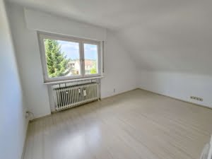 VERMIETET! Einzugsbereit! Große 3,5 Zimmerwohnung mit Balkon plus Garage – top Lage Rumpenheim