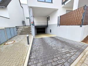 VERKAUFT! Stylische 3 -Zimmer Maisonette mit großem Balkon + Luxusküche + 2 TG-Plätze – Hofheim
