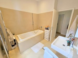 VERMIETET! Ein Highlight für Altbaufans in Sachsenhausen! Große 4-Zimmerwohnung mit Balkon + EBK
