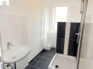 VERMIETET! Modern + Großzügig! Gemütliche 2-Zimmer plus offener Wohnküche + Balkon! – – EZB nah im Ostend