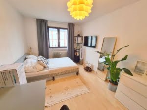 VERMIETET! Beste Lage direkt am Schweizer Platz! Gemütliche 2 Zimmerwohnung mit EBK im 4. OG