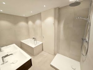 VERMIETET! Großzügige 4 Zimmer + 2 Balkone + Keller + TG-Platz -Schwimmbad/Sauna im Haus!