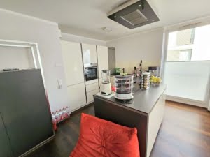VERMIETET! -Privatstraße Sachsenhausen: Attraktive 3-Zimmer-Wohnung mit großem Balkon + TG