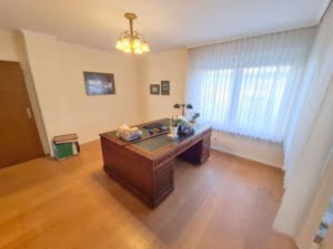 VERMIETET!Perfekte Lage am Berger Hang! 6 Zimmer + 2 Bäder auf 2 Etagen mit eigenem Garten + Teich!
