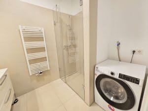 VERMIETET! Neubau 2020 – Ab 15.10.24 schick möbliertes 1-Zimmer Apt mit Balkon & Parkettboden- zentrOstend Lage