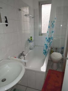 VERMIETET! Gemütliche 2 Zimmerwohnung mit Wannenbad – zentral in Rödelheim