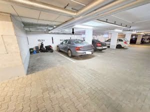 VERMIETET! -Privatstraße Sachsenhausen: Attraktive 3-Zimmer-Wohnung mit großem Balkon + TG