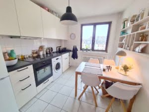 VERMIETET! Beste Lage direkt am Schweizer Platz! Gemütliche 2 Zimmerwohnung mit EBK im 4. OG