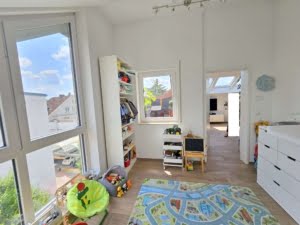 VERMIETET! Schicke 4 Zimmer Dachgeschosswohnung + 2 Balkone + 2 Bäder + Fußbodenheizung -ruhig + zentral in Rödelheim