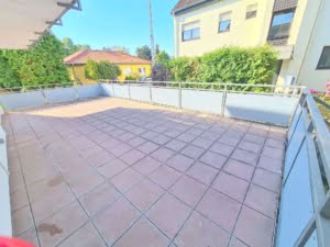 VERMIETET! Für die Familie! Neu sanierte 5 Zimmerwhg. + Terrrasse + Garten + Garage in Steinbach