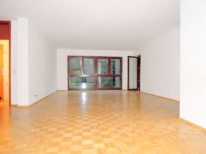 VERMIETET! sonnige 4,5 Zimmer mit Balkon – Parkett + Schwimmbad/Sauna im Haus – Niederad