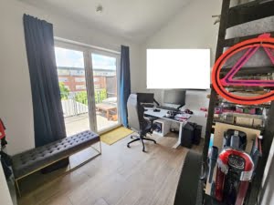 VERMIETET! Schicke 4 Zimmer Dachgeschosswohnung + 2 Balkone + 2 Bäder + Fußbodenheizung -ruhig + zentral in Rödelheim