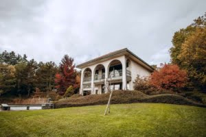 VERKAUFT! Prachtvolle Villa mit Schwimmbad und Parkgrundstück mit Teich – Hollywood-Feeling im Rheingau!