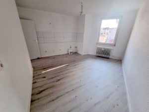 VERMIETET! Alles Neu Renoviert! Großzügige 4,5 Zimmerwohnung + Balkon – WG geeignet – zentralst in Offenbach