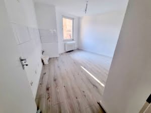 VERMIETET! Alles Neu Renoviert! Großzügige 4,5 Zimmerwohnung + Balkon – WG geeignet – zentralst in Offenbach