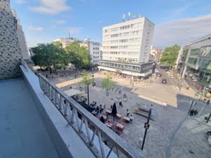 VERMIETET! Alles Neu Renoviert! Großzügige 4,5 Zimmerwohnung + Balkon – WG geeignet – zentralst in Offenbach