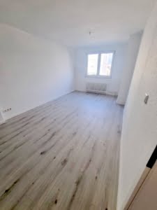 VERMIETET! Alles Neu Renoviert! Großzügige 4,5 Zimmerwohnung + Balkon – WG geeignet – zentralst in Offenbach