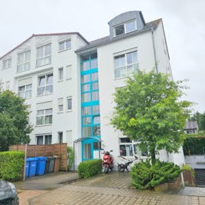 VERMIETET! Lichtdurchflutete 2 Zimmer DG-Wohnung mit Sonnenterrasse – zentral in Mühlheim-Dietesheim