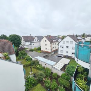 VERMIETET! Lichtdurchflutete 2 Zimmer DG-Wohnung mit Sonnenterrasse – zentral in Mühlheim-Dietesheim