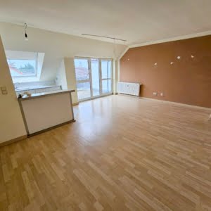 VERMIETET! Lichtdurchflutete 2 Zimmer DG-Wohnung mit Sonnenterrasse – zentral in Mühlheim-Dietesheim