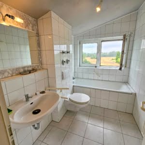 VERMIETET! Lichtdurchflutete 2 Zimmer DG-Wohnung mit Sonnenterrasse – zentral in Mühlheim-Dietesheim