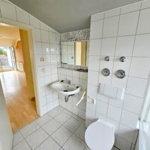VERMIETET! Lichtdurchflutete 2 Zimmer DG-Wohnung mit Sonnenterrasse – zentral in Mühlheim-Dietesheim