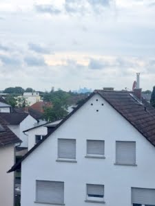 VERMIETET! Lichtdurchflutete 2 Zimmer DG-Wohnung mit Sonnenterrasse – zentral in Mühlheim-Dietesheim