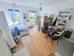 VERMIETET! Richtig schickes 1-Zimmer Apartment (Neubau 2020) mit Balkon, Parkett, EBK – zentr. Ostend Lage