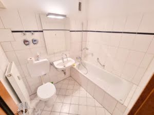 VERMIETET! Schicke 2 Zimmer Wohnung mit Balkon – Sachsenhausen + POOL+SAUNA im Haus!