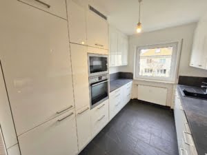 VERKAUFT! Große 4 Zimmer Terrassenwohnung + 2 Bäder + EBK + Kamin + Keller + Garage –
