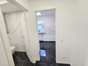 VERMIETET! Top Nordendlage! Auch WG- geeignet! In 2023 nagelneu sanierte 3 Zimmerwohnung im 5. OG ohne! Aufzug