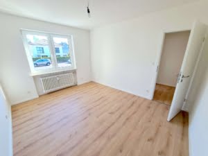 VERMIETET! Für die Familie! Neu sanierte 5 Zimmerwhg. + Terrrasse + Garten + Garage in Steinbach