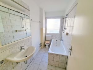 VERMIETET! Top Westendlage! Großzügig renoviert! 1 Zimmerwohnung mit Balkon + sep. Küche inkl. EBK