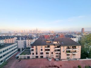 VERMIETET! Bester Skylineblick inkl. +Pool+Sauna im Haus! Schicke 3 Zimmer Wohnung mit Balkon –