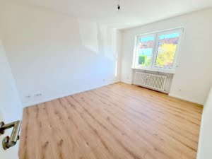 VERMIETET! Für die Familie! Neu sanierte 5 Zimmerwhg. + Terrrasse + Garten + Garage in Steinbach