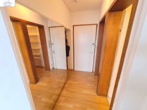 VERMIETET! WOW! TOP SKYLINEBLICK + POOL+SAUNA im Haus! Großes 1 Zimmer Apt. mit Balkon. –