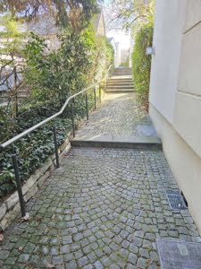 VERMIETET! Sehr großzügige 3-Zimmer Maisonette mit 2 Balkonen + TG-Platz – Top Lage Sachsenhausen