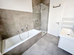 VERKAUFT! Stylische 3 -Zimmer Maisonette mit großem Balkon + Luxusküche + 2 TG-Plätze – Hofheim