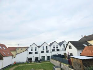 VERKAUFT! Stylische 3 -Zimmer Maisonette mit großem Balkon + Luxusküche + 2 TG-Plätze – Hofheim